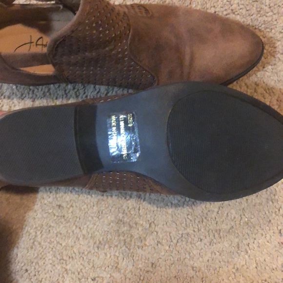 Brown booties with gold buckle - Picture 3 of 3